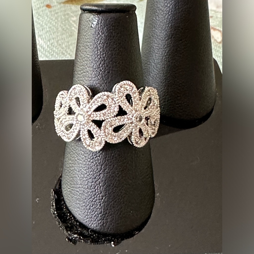 Lia Sophia floral pave silver Ring size 8 in excellent condition